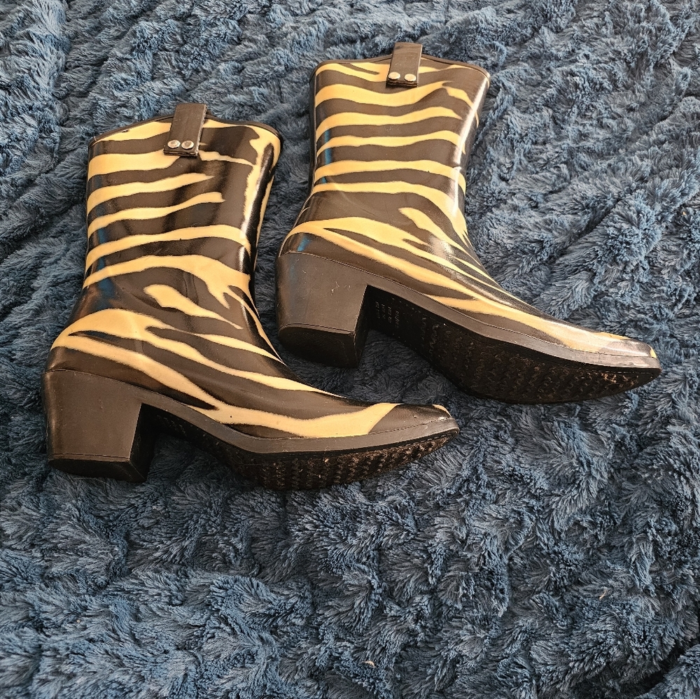 Boots - Picture 5 of 6